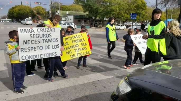 Alumnos de la José Ingenieros intervinieron las calles con pancartas sobre educación vial