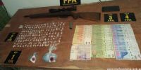 En los allanamientos, la FPA secuestró drogas, dinero, un arma de fuego y dos rodados (fotos gentileza MInisterio Público Fiscal de Córdoba)