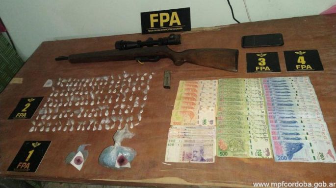 Obligaba a su hijo menor a vender drogas y amenazaba a los vecinos para que no lo denunciaran