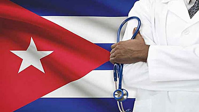 Contratan a médicos cubanos