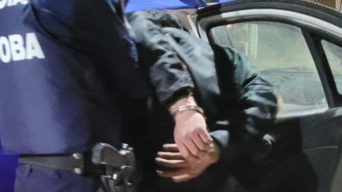 Se escondió detrás de un auto para "zafar" de la Policía