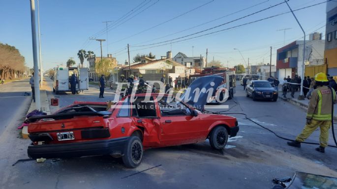 Fuerte impacto entre dos autos en avenida Carranza