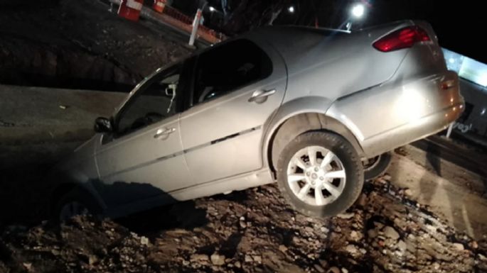 Una pareja terminó con su auto dentro de un pozo