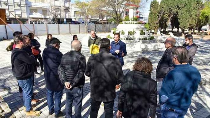 Gill mostró la plaza Centenario a comerciantes del microcentro