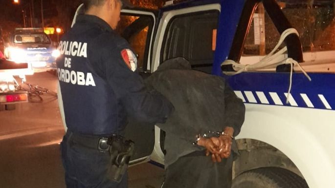 Fue sorprendido por la policía cuando robaba combustible de un camión estacionado