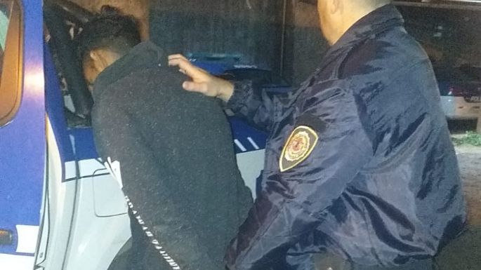 Un joven circulaba sin casco ni documentos y fue detenido