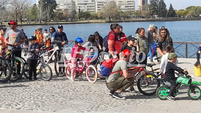 [GALERÍA DE FOTOS] En su día, niños y niñas disfrutan de una bicicleteada