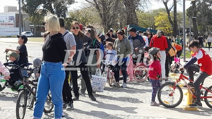 [GALERÍA DE FOTOS] En su día, niños y niñas disfrutan de una bicicleteada