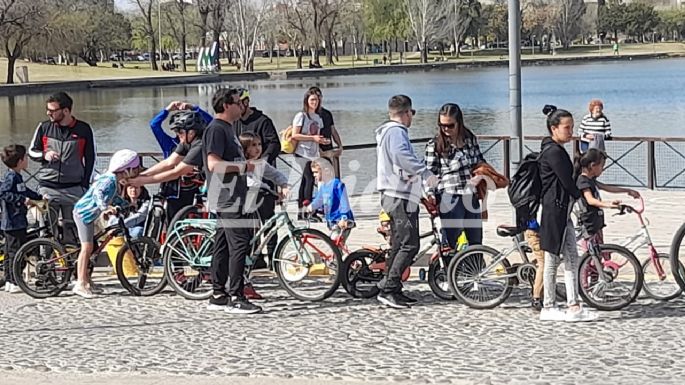 [GALERÍA DE FOTOS] En su día, niños y niñas disfrutan de una bicicleteada