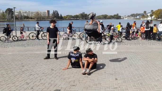 [GALERÍA DE FOTOS] En su día, niños y niñas disfrutan de una bicicleteada