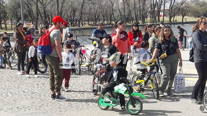 [GALERÍA DE FOTOS] En su día, niños y niñas disfrutan de una bicicleteada