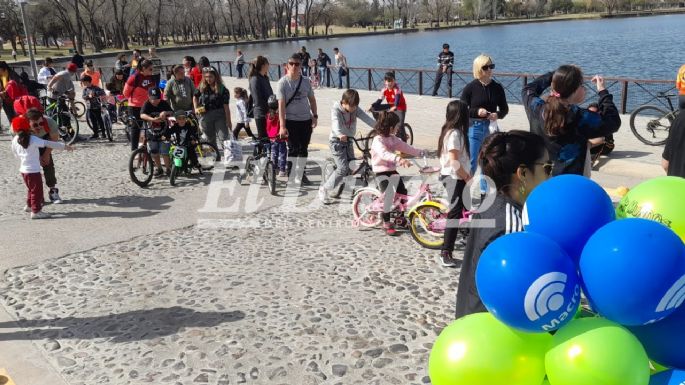 [GALERÍA DE FOTOS] En su día, niños y niñas disfrutan de una bicicleteada