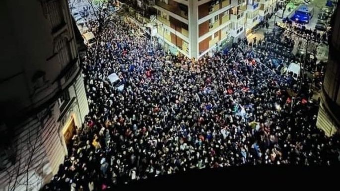 Una multitud se movilizó frente a la casa de CFK para mostrar su apoyo