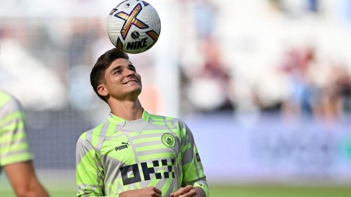 Julián Álvarez le hizo un gol a Barcelona, aprovechando un error insólito del arquero