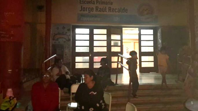 Tomaron un colegio primario para denunciar el abuso a una alumna en un viaje de estudio
