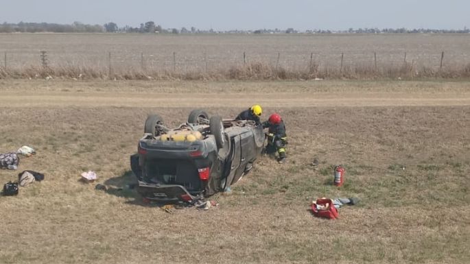 Vuelco de un auto en la autopista: 6 personas sufrieron distintos traumatismos