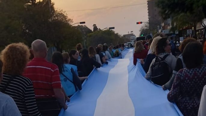 Banderazo: cientos de docentes marcharon por un "salario digno"