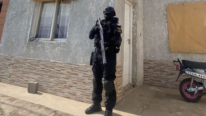 Una pareja detenida por vender drogas, con un ladrillo de cocaína y medio millón de pesos