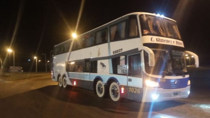 ¡Un peligro! Un colectivo anduvo en contramano por la autopista
