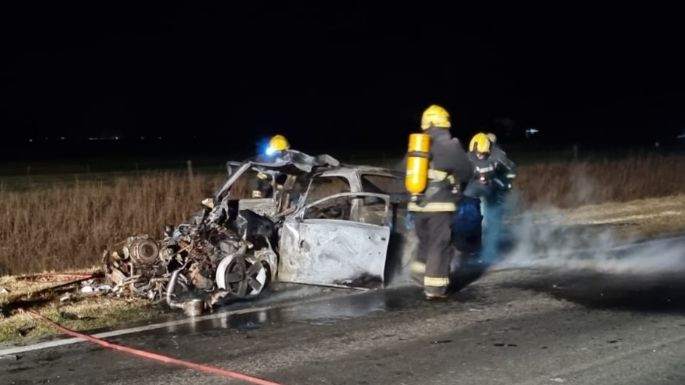 Accidente fatal con dos muertos: un auto se chocó un camión y luego se incendió en ruta 158