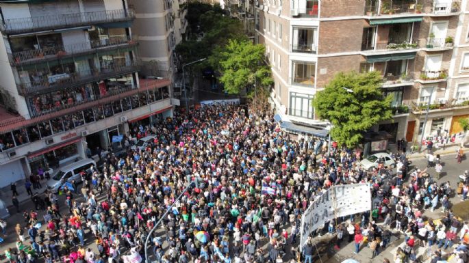 Fuerte apoyo a Cristina en el país y en La Recoleta, donde reprimió la Policía porteña