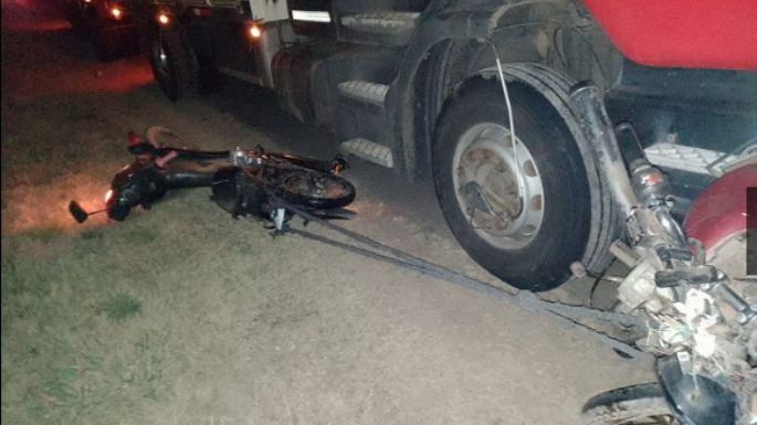 Niño de 12 años muere tras el choque entre un camión y dos motos