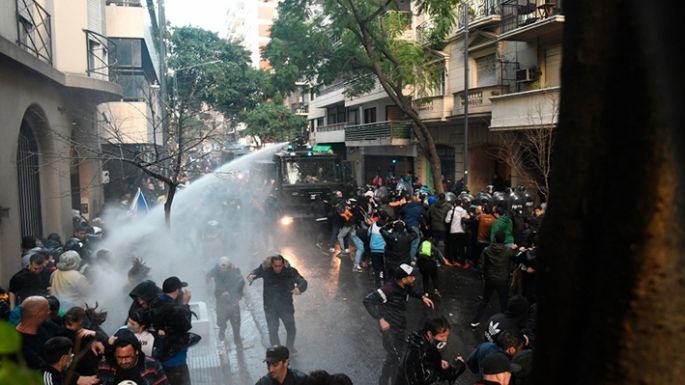 El PJ repudió la represión de la Policía porteña