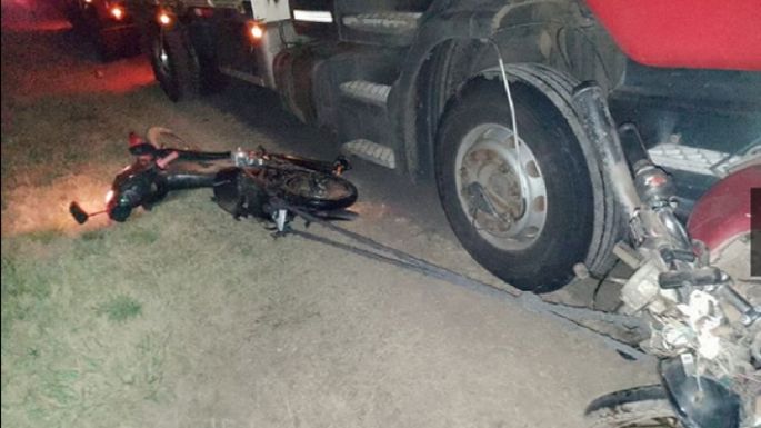 Murió un menor de 12 años al  chocar un camión y dos motos