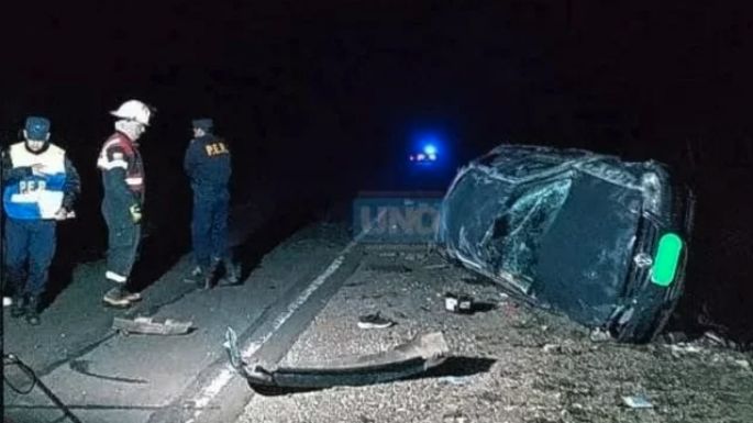 Por "cazar pokemones" en la ruta, volcó el auto y terminó matando a dos personas