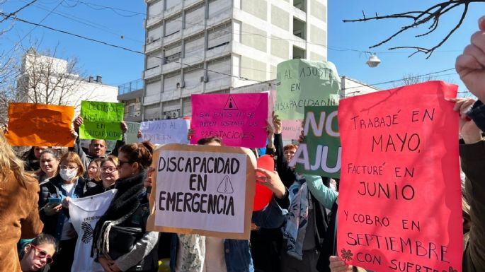 [Vídeo] Prestadores de discapacidad, transportistas y familias reclamaron por falta de pago
