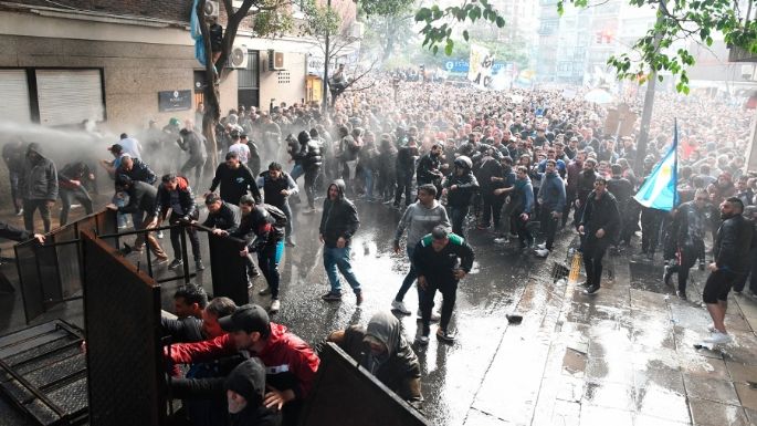 Un juez ordenó que el Gobierno porteño cese los operativos policiales en la casa de Cristina Kirchner
