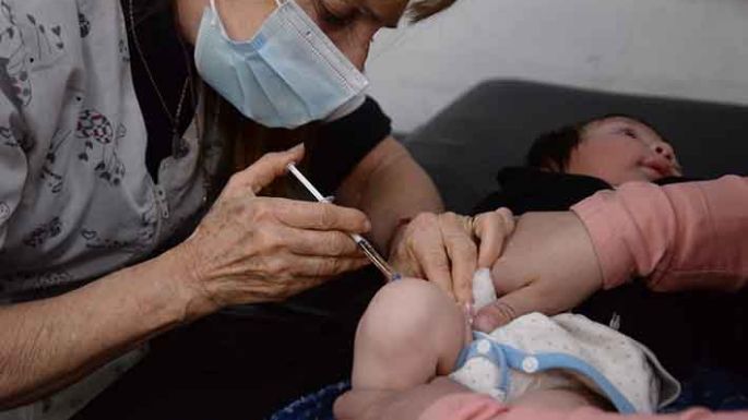 Vacunan a la población pediátrica
