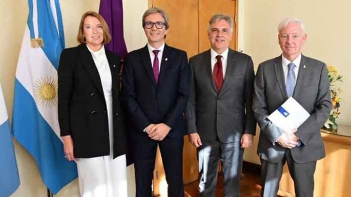 Llaryora participó en la asunción de autoridades