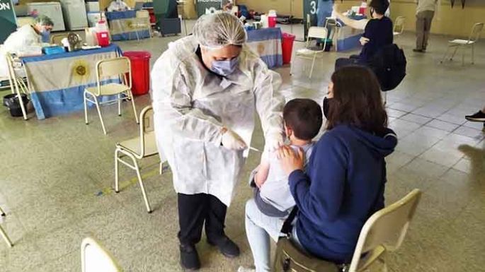 Comienzan a vacunar contra el COVID a bebés