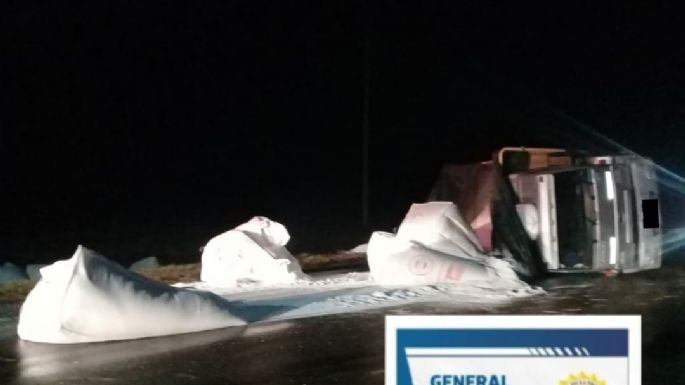 Un camión que transportaba cal volcó en ruta 158