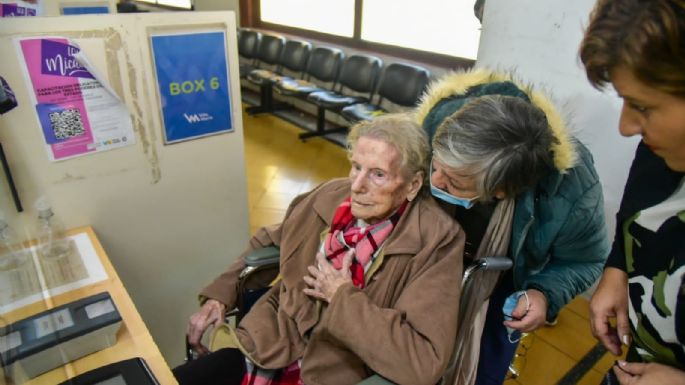 ¡Una genia! Con 101 años fue a la Muni a renovar el DNI