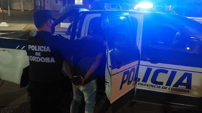 Rompió a puñetazos un vidrio de la puerta de ingreso de un pub