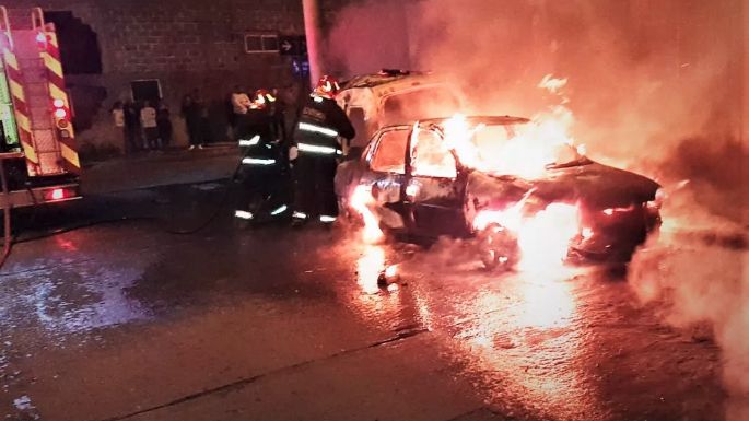 Córdoba capital: el incendio en un taller afectó a cuatro autos