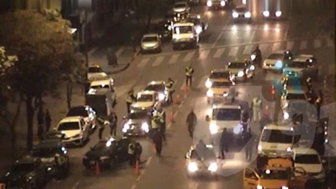 [Video] Un auto embistió a un inspector en un control y se dio a la fuga