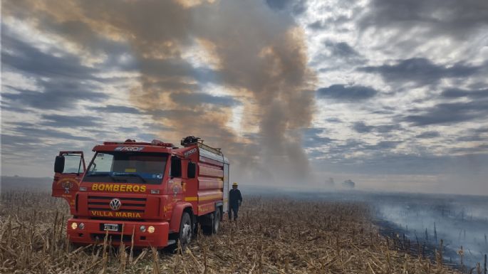 Bomberos lograron controlar el fuego iniciado en un campo