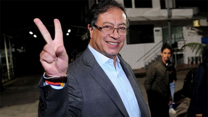 Petro asume hoy