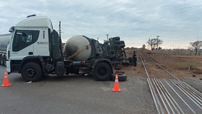 Un tren chocó a un camión en el cruce de Dalmacio Vélez