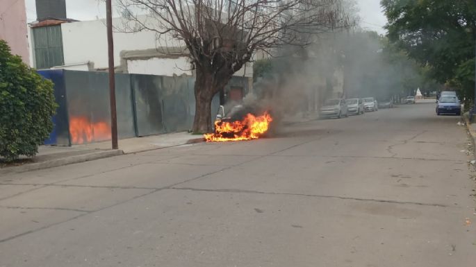Se incendió un taxi en cortada Garibaldi