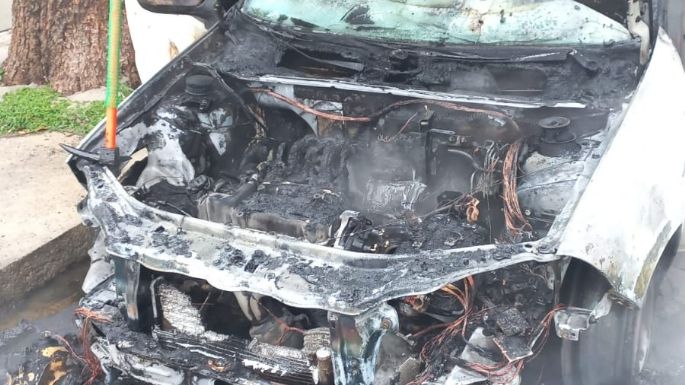 Se incendió un taxi en cortada Garibaldi