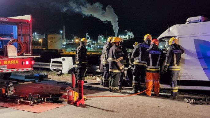 Utilitario chocó contra un camión y el conductor sufrió lesiones leves