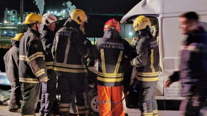Utilitario chocó contra un camión y el conductor sufrió lesiones leves