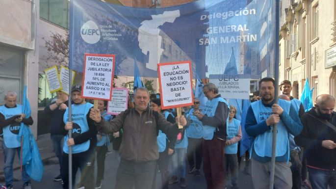 Docentes locales en la marcha de UEPC en Córdoba