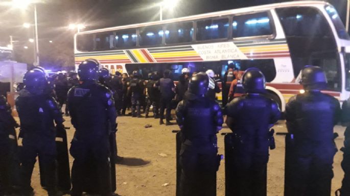 Heridos y detenidos por incidentes entre hinchas de Banfield y la Policía de Córdoba