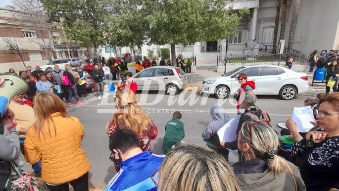 Prestadores de salud de personas con discapacidad reclaman frente al Concejo