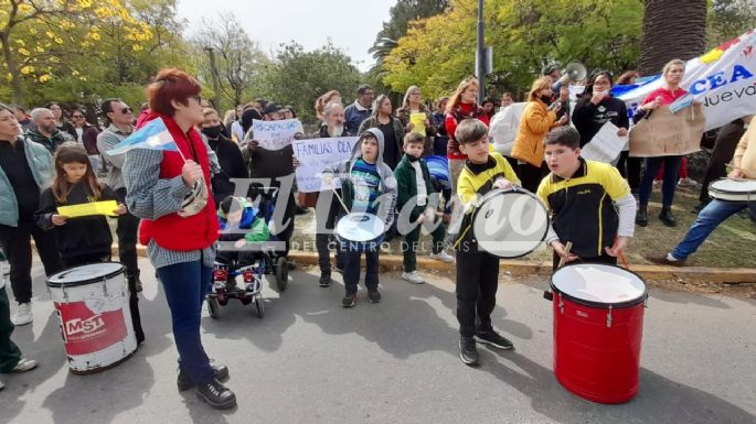 Prestadores de salud de personas con discapacidad reclaman frente al Concejo